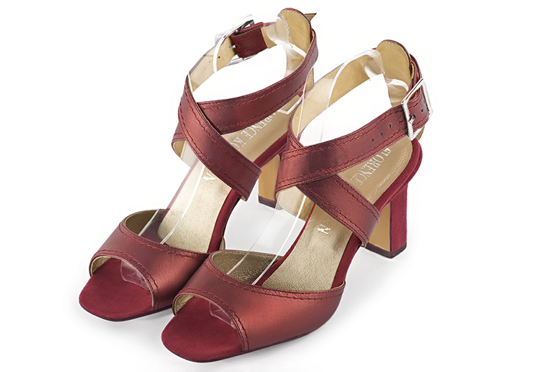Burgundy red women's open back sandals, with crossed straps. Square toe. High kitten heels. Front view - Florence KOOIJMAN